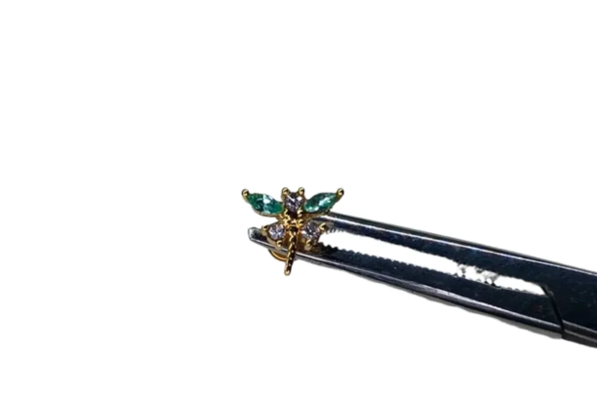 Libélula Esmeralda Gold — Oasis Piercing